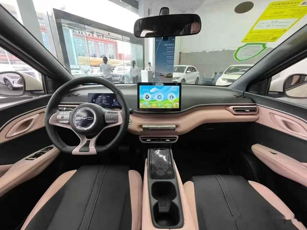 Pohled do interiéru čínského elektroauta BYD Seagull.