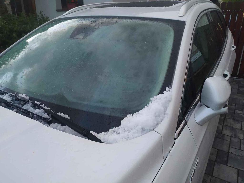 Auto po bouřce provázené krupobitím.