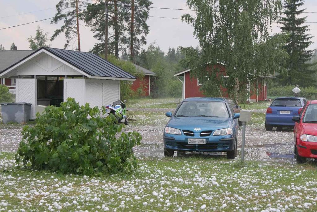 Krupobití je noční můrou každého řidiče.