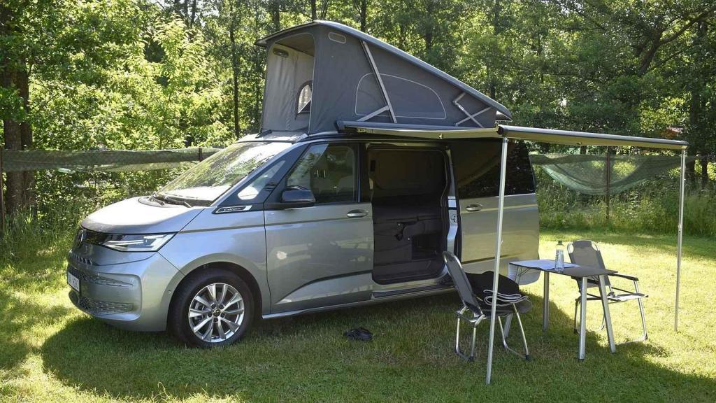 Takto vypadá Volkswagen California Beach připravený pro pobyt na místě.