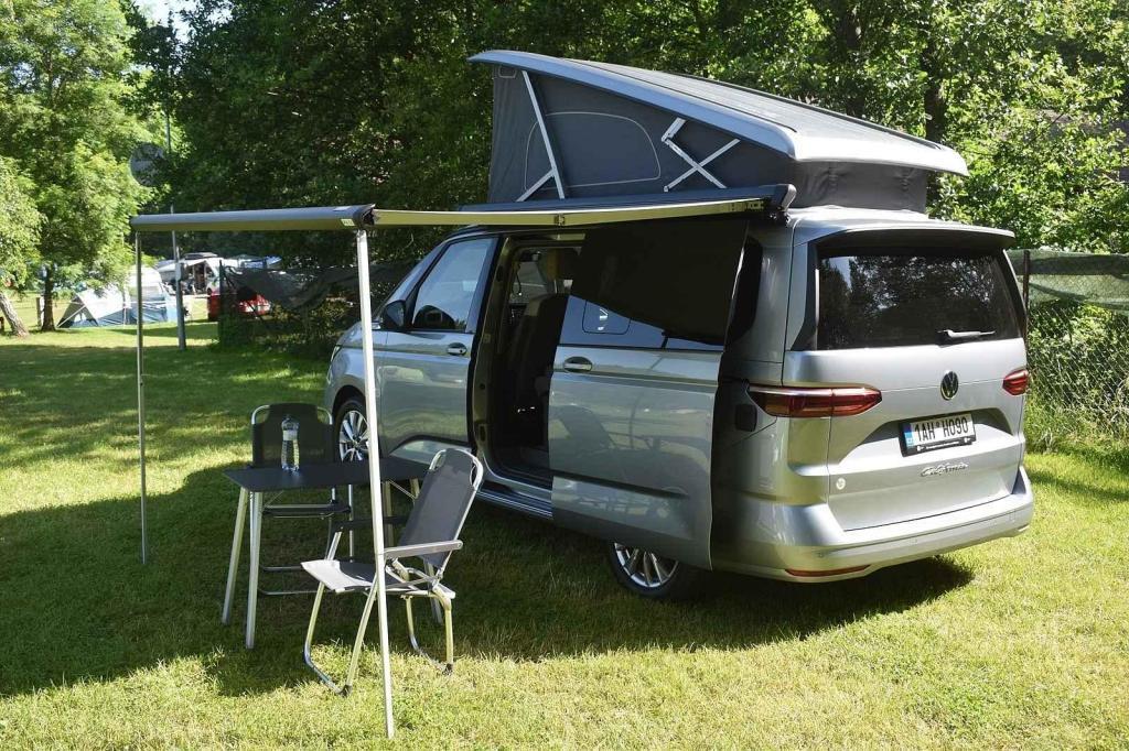 Auto skýtá možnost k příjemnému trávení volného času.