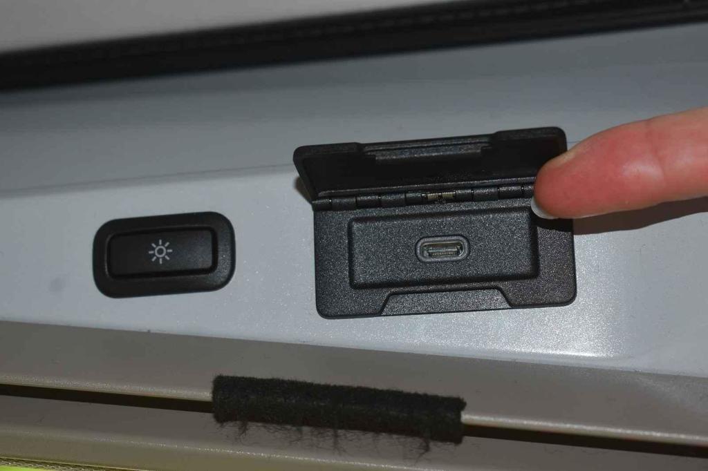 V autě je dost konektorů USB i osvětlovacích těles.