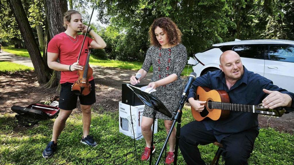 Kia posloužila jako generátor pro koncert v Dětském domově v Broumově.