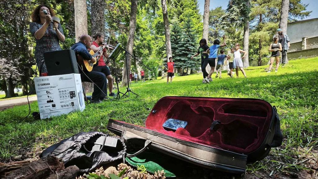 Kia posloužila jako generátor pro koncert v Dětském domově v Broumově.