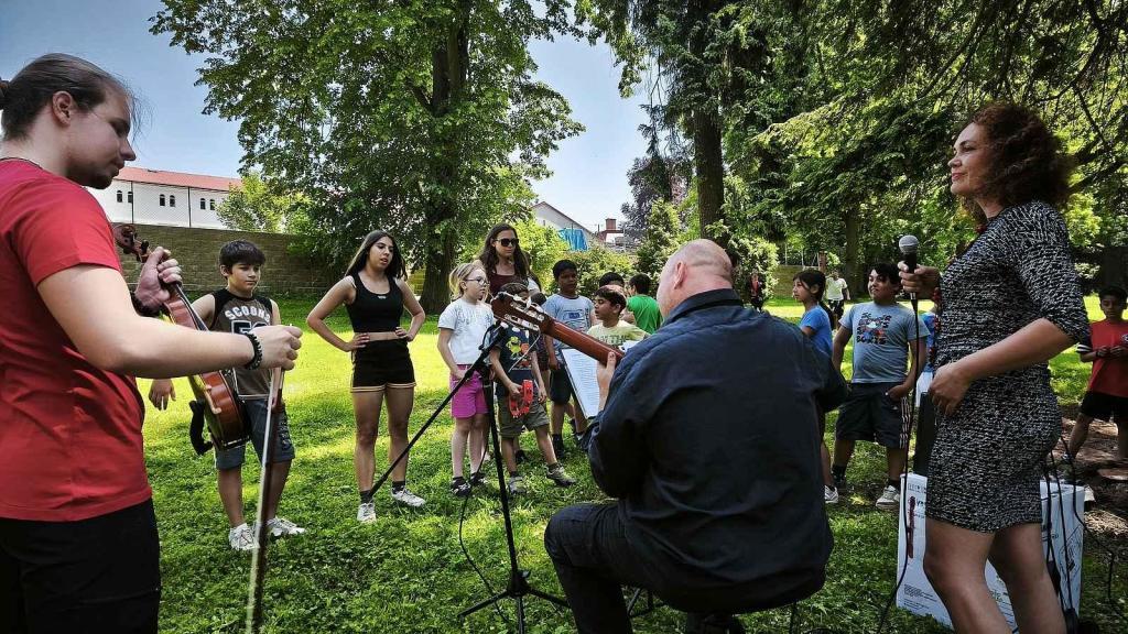 Kia posloužila jako generátor pro koncert v Dětském domově v Broumově.