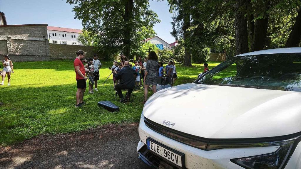 Kia posloužila jako generátor pro koncert v Dětském domově v Broumově.