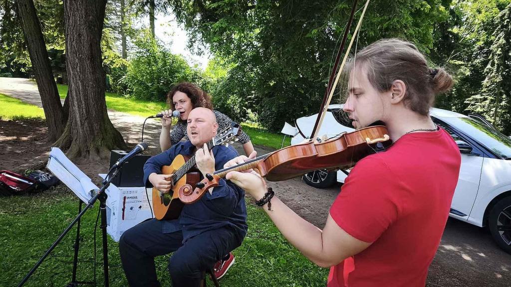 Kia posloužila jako generátor pro koncert v Dětském domově v Broumově.