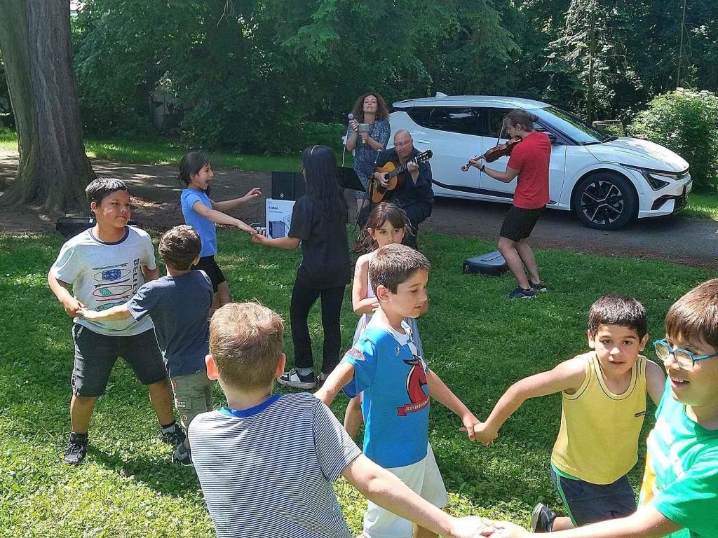 Kia posloužila jako generátor pro koncert v Dětském domově v Broumově.