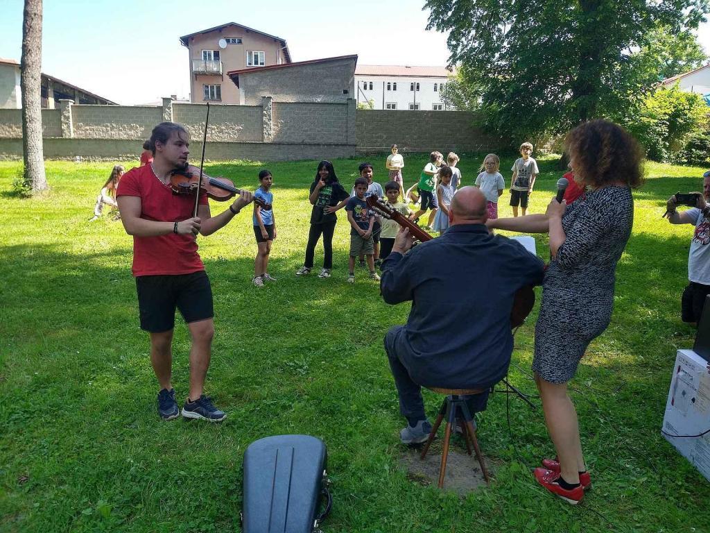 Kia posloužila jako generátor pro koncert v Dětském domově v Broumově.