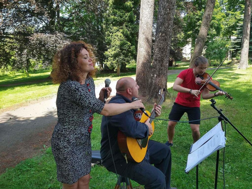 Kia posloužila jako generátor pro koncert v Dětském domově v Broumově.
