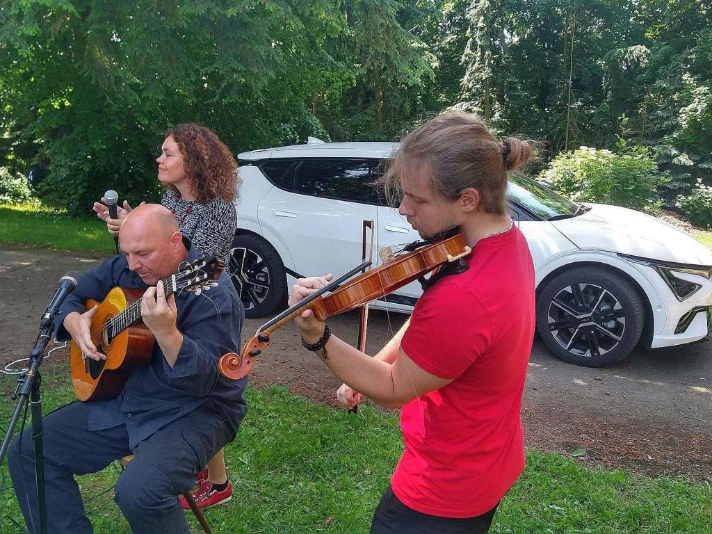 Kia posloužila jako generátor pro koncert v Dětském domově v Broumově.
