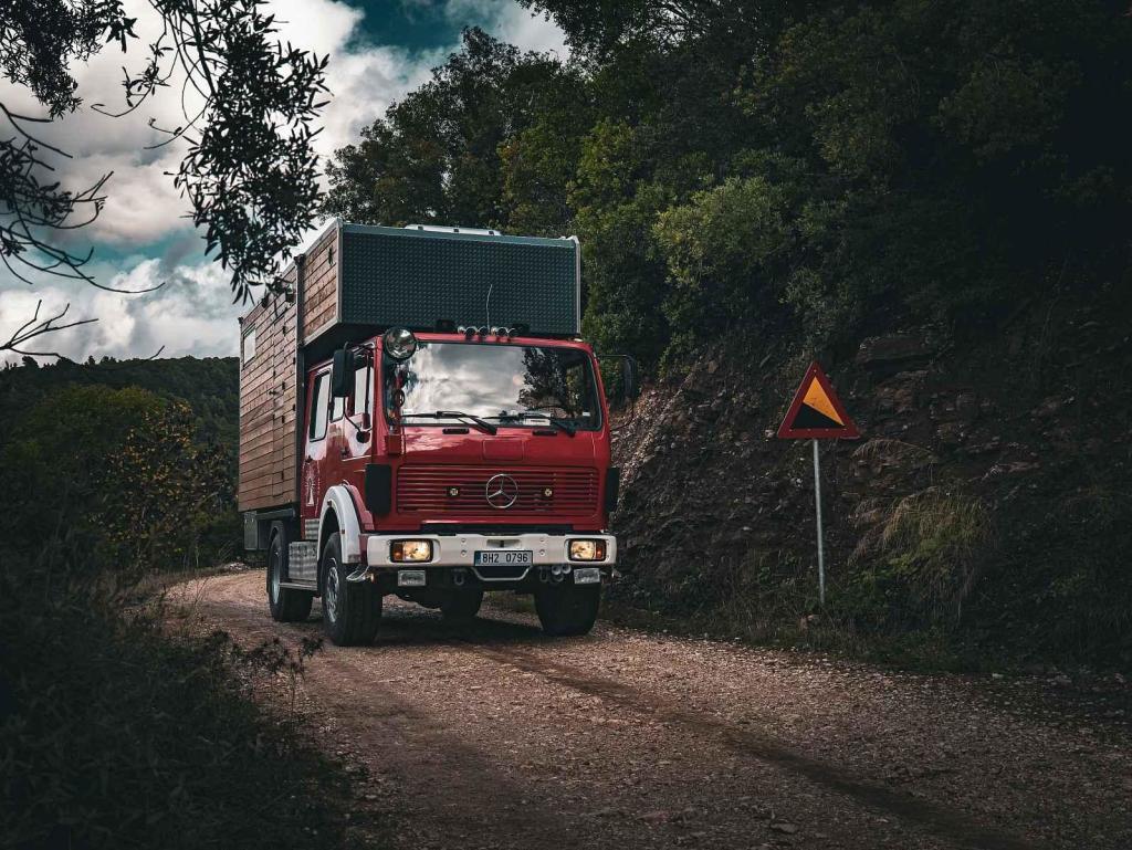 Život na kolech si zamilovali a se svým „truckem“ křižují Evropu.