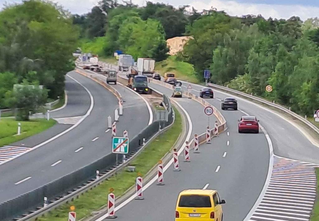 Budoucí dálnice D7 naváže u Slaného na stávající dvěma novými pruhy.