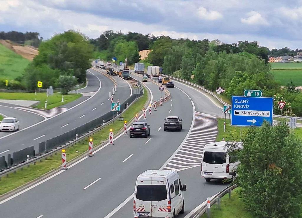 Budoucí dálnice D7 naváže u Slaného na stávající dvěma novými pruhy.