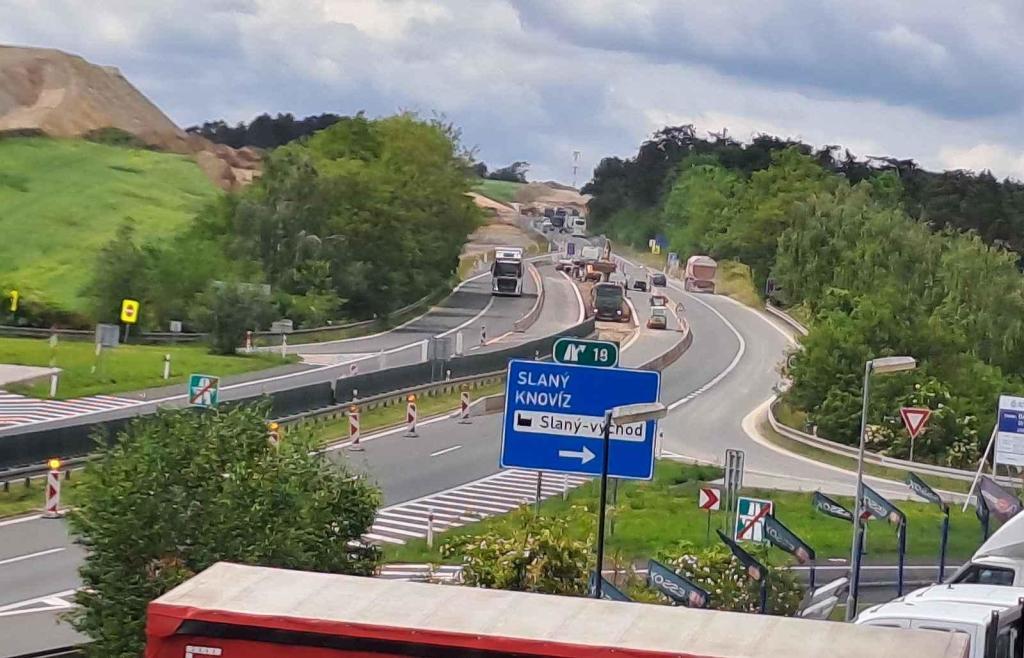 Budoucí dálnice D7 naváže u Slaného na stávající dvěma novými pruhy.