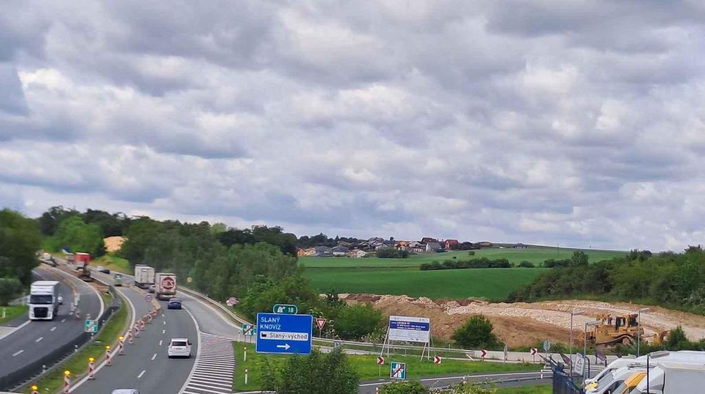 Budoucí dálnice D7 naváže u Slaného na stávající dvěma novými pruhy.