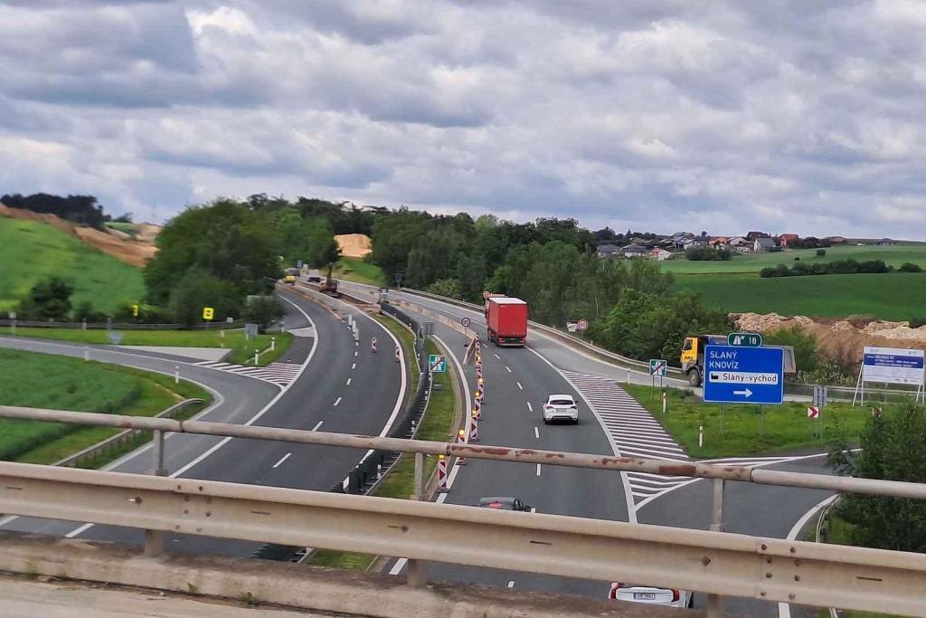 Budoucí dálnice D7 naváže u Slaného na stávající dvěma novými pruhy.