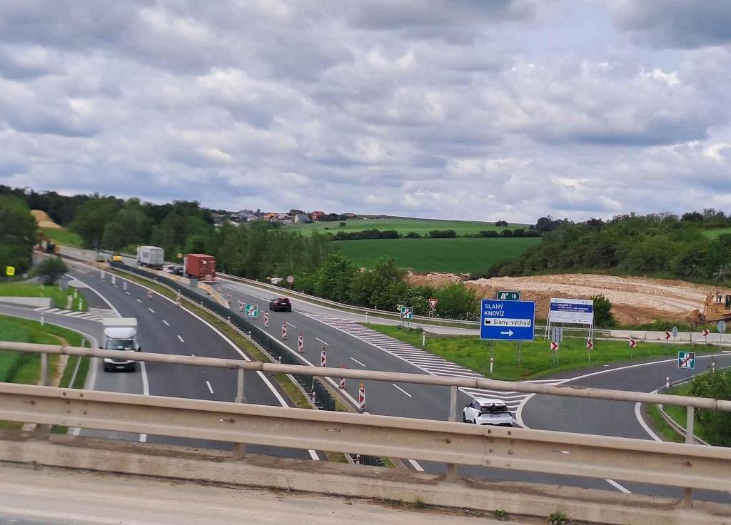 Budoucí dálnice D7 naváže u Slaného na stávající dvěma novými pruhy.