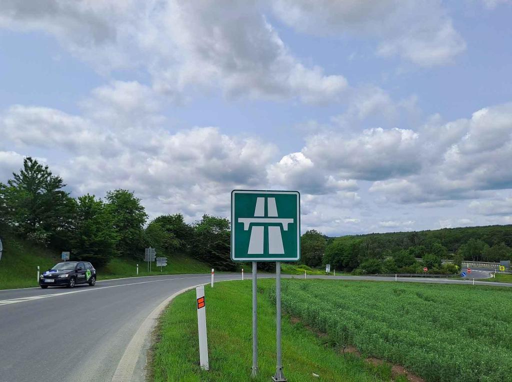 Budoucí dálnice D7 naváže u Slaného na stávající dvěma novými pruhy.