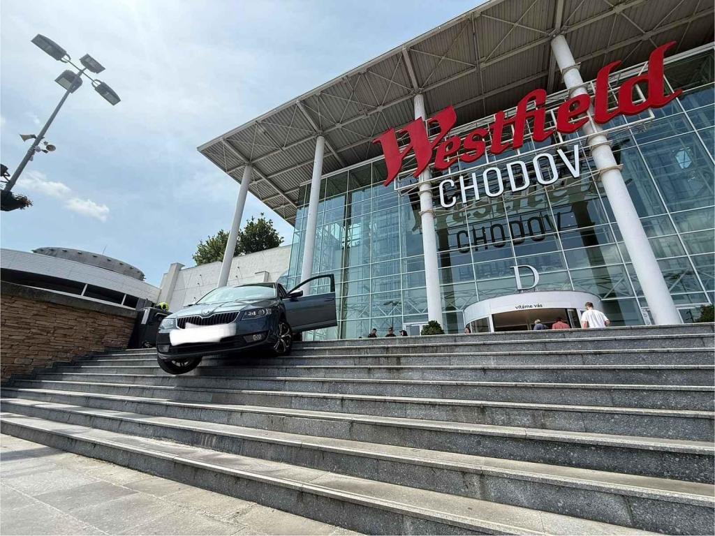 Auto skončilo na schodech nákupního centra Westfield Chodov.