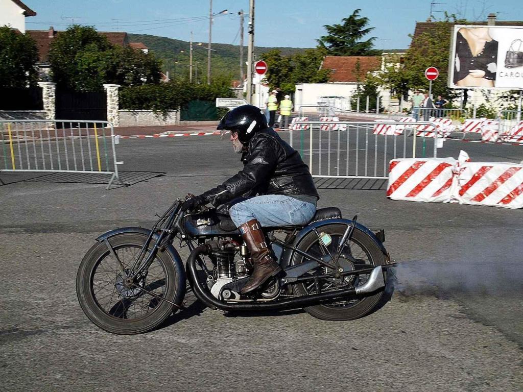 Historický motocykl Terrot byl k vidění na setkání historických motocyklů ve Verneuil na Seině v září roku 2007.
