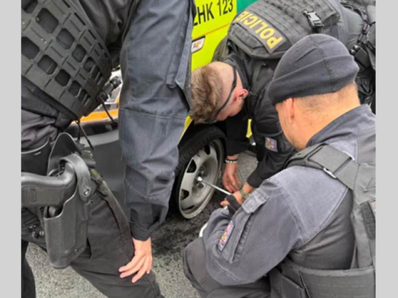 Policisté ze speciální pořádkové jednotky pomohli záchranářům, kteří převáželi na operaci novorozence do pražské nemocnice.