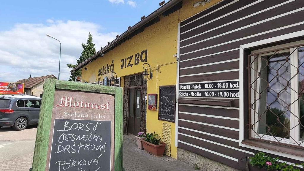 Jen pár minut od ruchu dálnice D11 leží místo, kde se čas zastavil. Motorest Selská jizba v Obědovicích je nejen oázou poctivé české kuchyně, ale i křižovatkou vzpomínek a vůní, které nevyprchaly ani po dekádách.