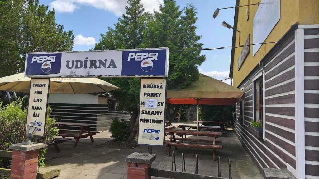 Jen pár minut od ruchu dálnice D11 leží místo, kde se čas zastavil. Motorest Selská jizba v Obědovicích je nejen oázou poctivé české kuchyně, ale i křižovatkou vzpomínek a vůní, které nevyprchaly ani po dekádách.