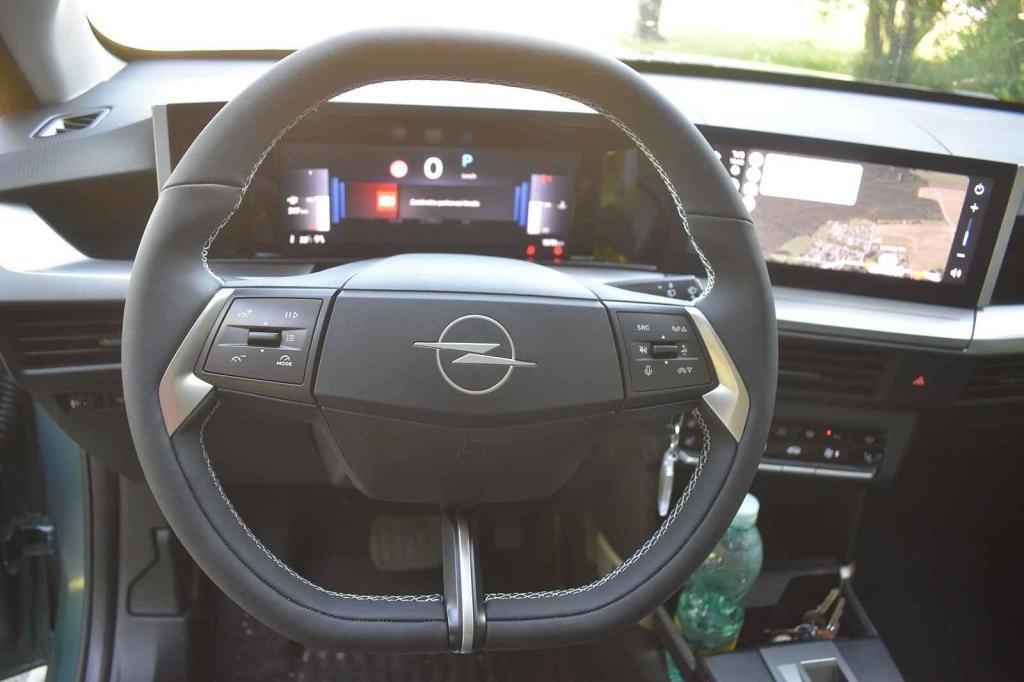 Detailní pohled na volant.