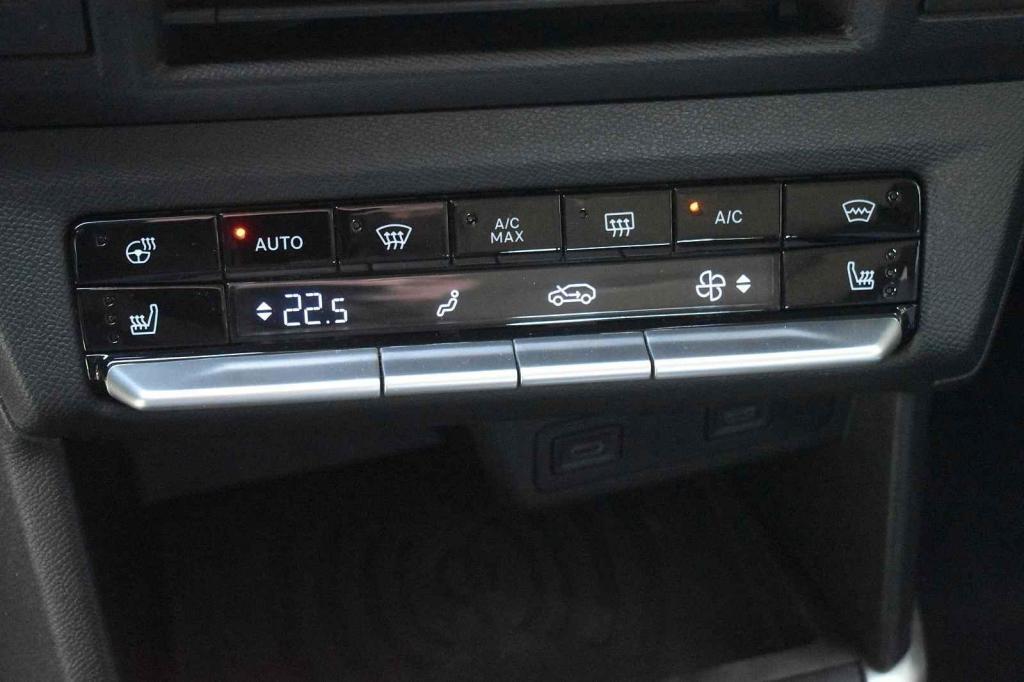 Klasické mechanické ovládání klimatizace-