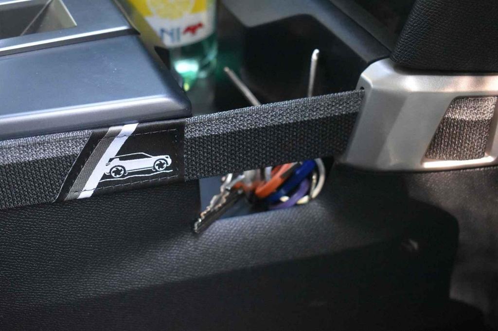 Kolem středové konzole je gumový popruh.