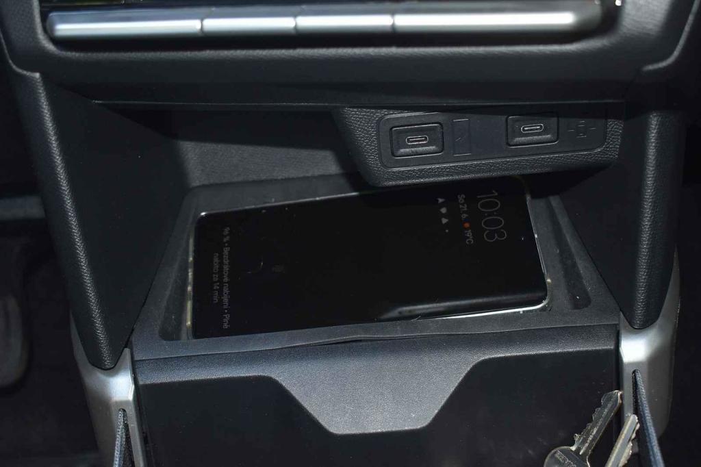 K dispozici bylo i bezdrátové dobíjení telefonu.