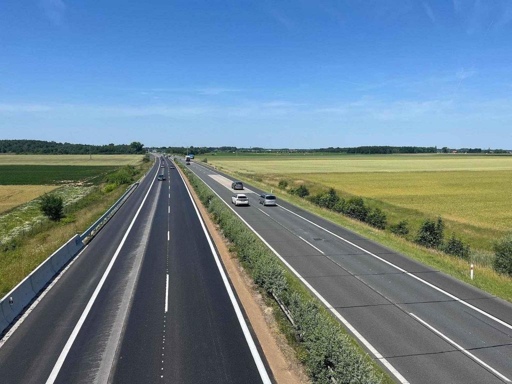 Úsek dálnice D11 mezi Vrbovou Lhotou a Poděbrady ve směru na Hradec Králové je po měsíci prací zcela průjezdný.