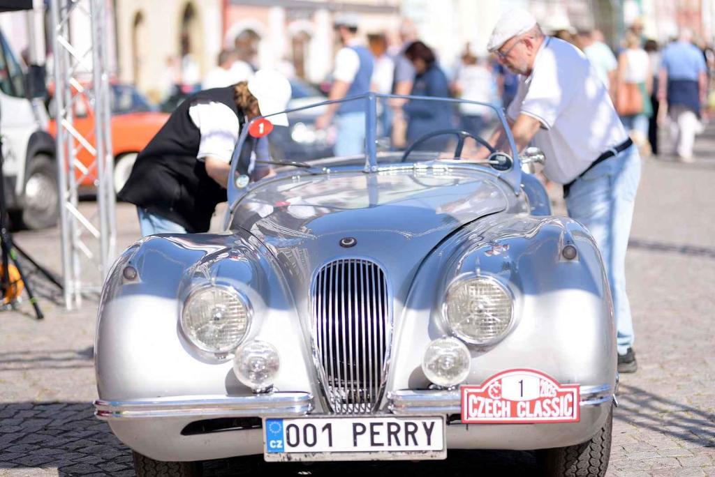 Krásný Jaguar z roku 1952 byl prvním vozem na trase.