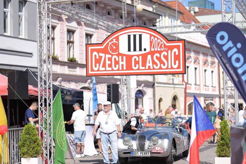 Krásný Jaguar z roku 1952 byl prvním vozem na trase.
