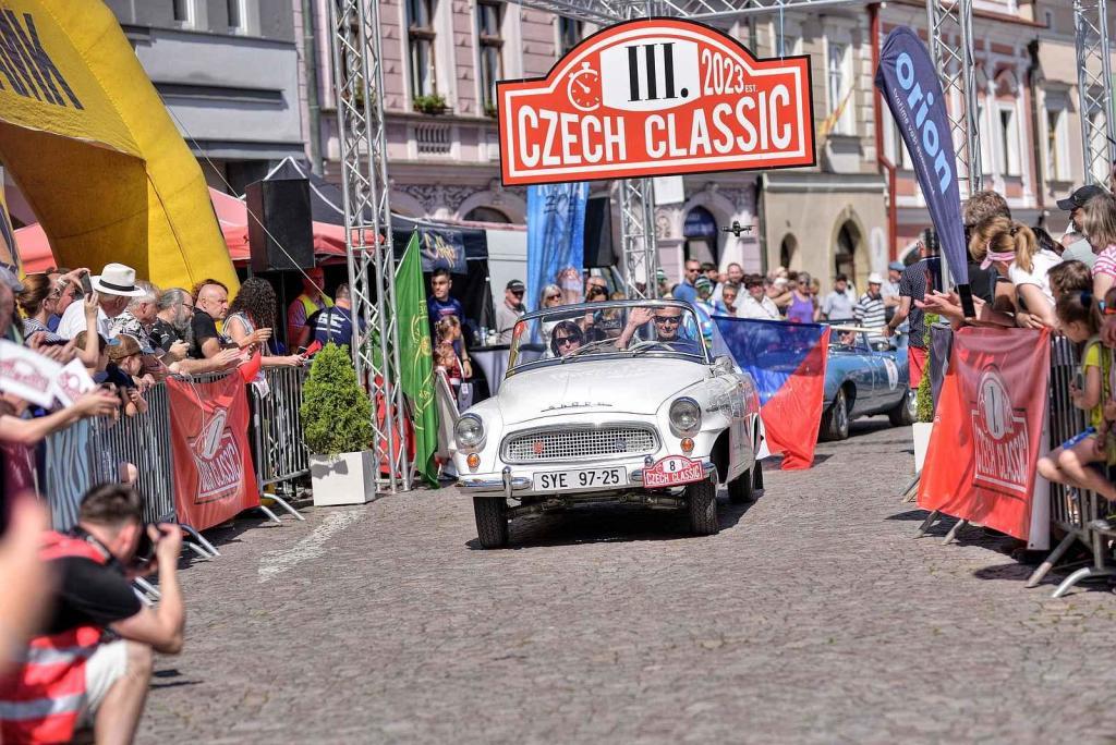 Škoda Felicia Cabrio z roku 1963 a za volantem jeho majitel Jan Rovenský.