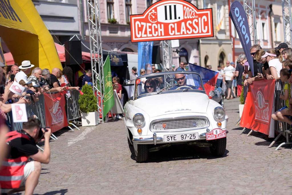Škoda Felicia Cabrio z roku 1963 a za volantem jeho majitel Jan Rovenský.