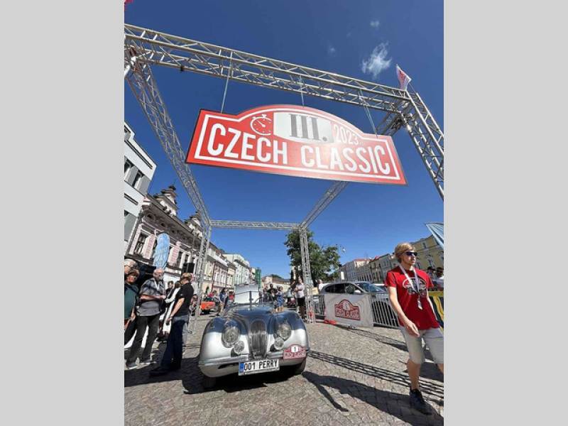 Krásný Jaguar z roku 1952 byl prvním vozem na trase.
