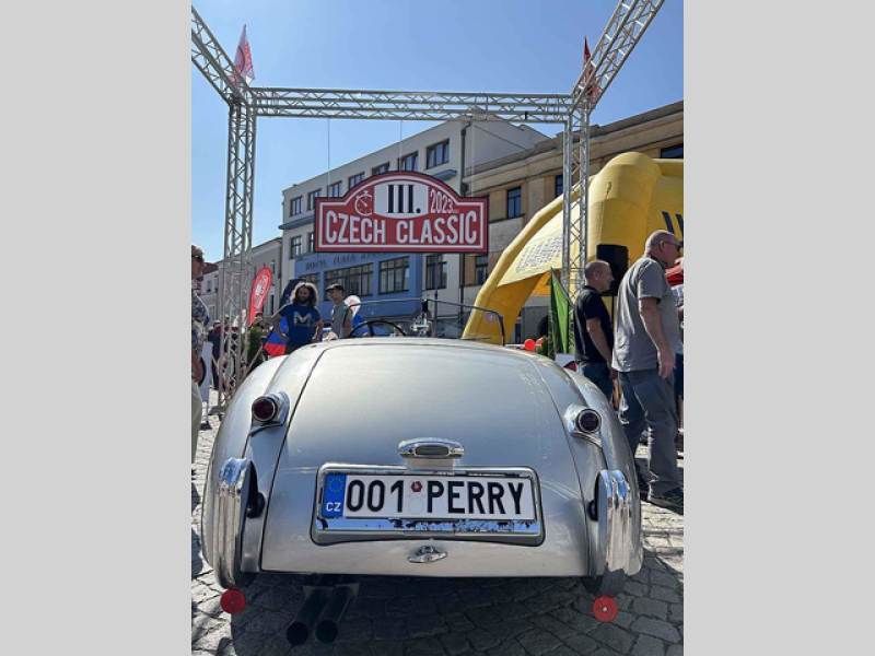 Krásný Jaguar z roku 1952 byl prvním vozem na trase.