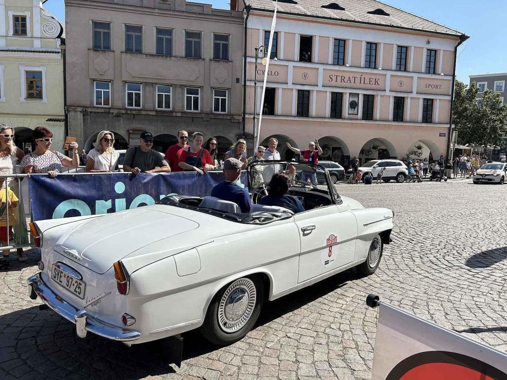Škoda Felicia Cabrio z roku 1963 a za volantem jeho majitel Jan Rovenský.