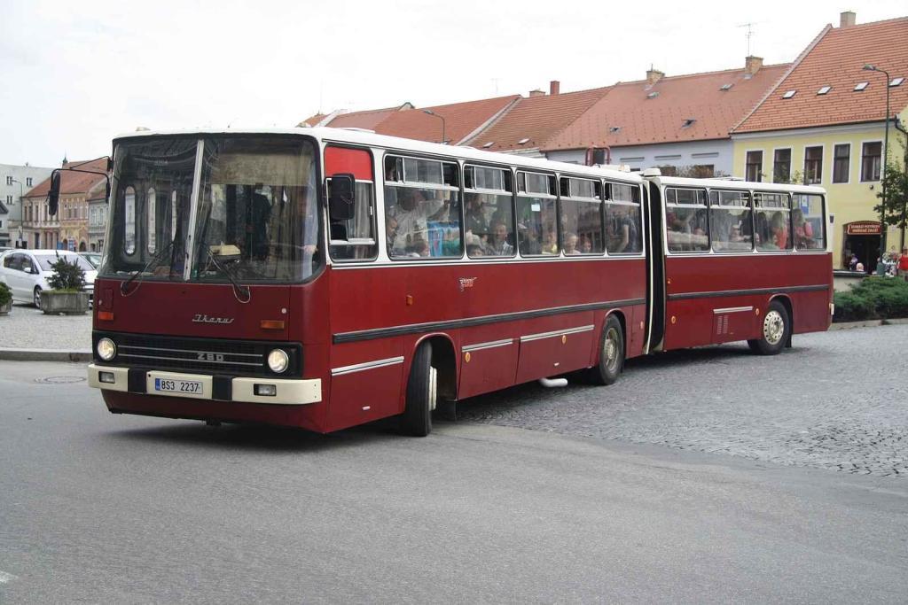 Maďarský kloubový autobus Ikarus 280 vyfotografovaný v Třebíči.