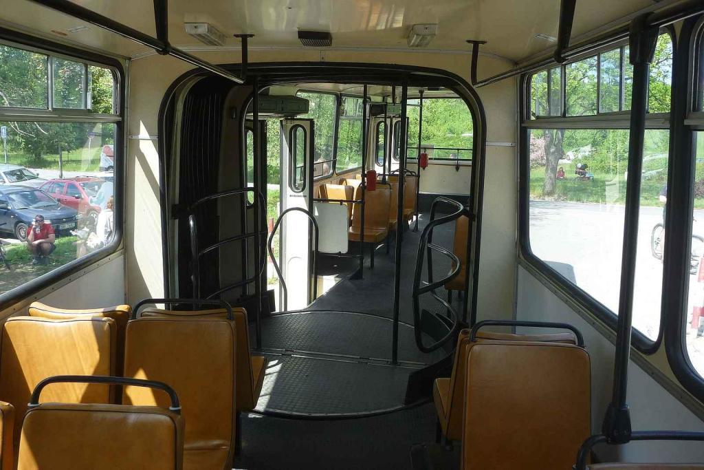 Pohled do interiéru maďarského kloubového autobusu Ikarus 280.
