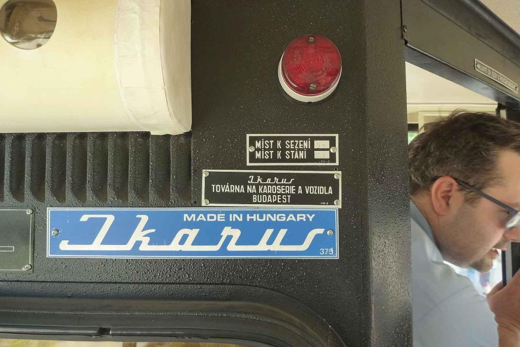Detail na štítky umístěné v interiéru Ikarusu 280.