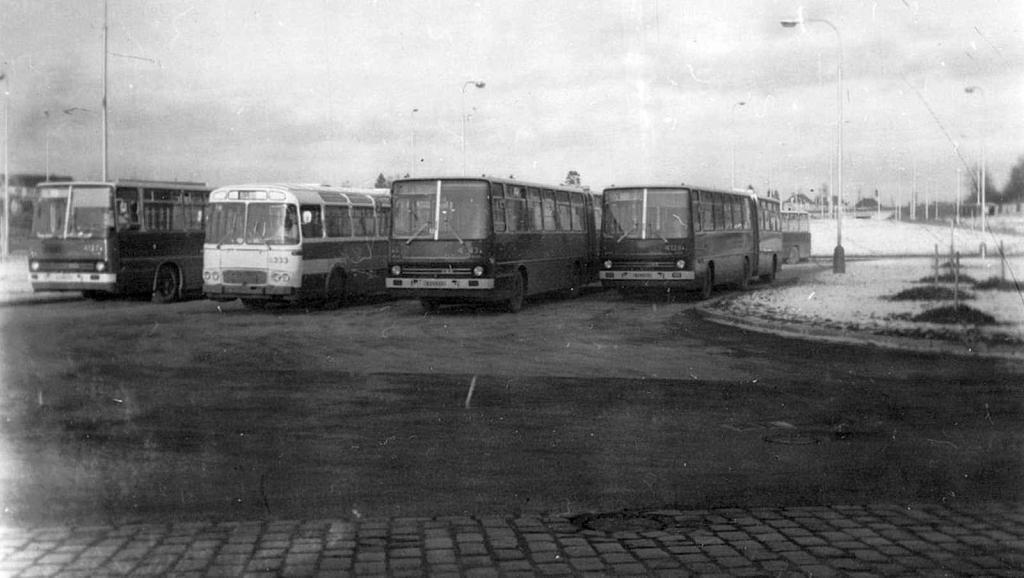 Autobusová konečná v Praze Chodově s kloubovými autobusy Ikarus 280.