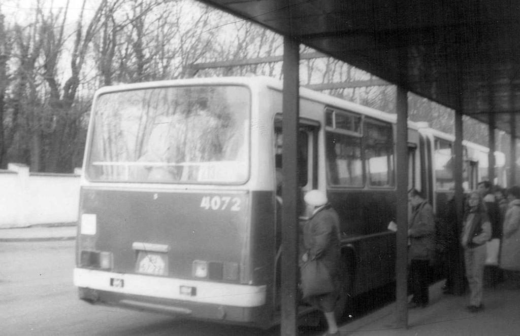 Kloubový Ikarus 280.08 na autobusovém terminálu u stanice metra Želivského na lince 213.