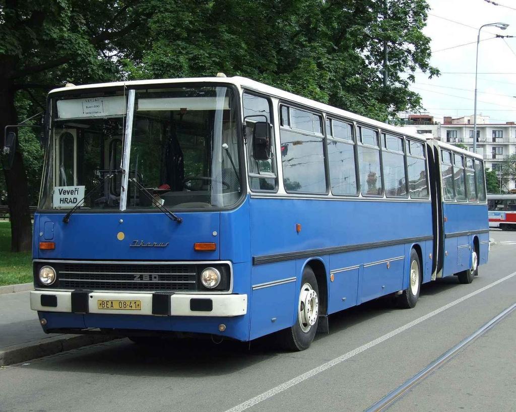 Kloubový Ikarus 280 na Moravském náměstí v Brně.