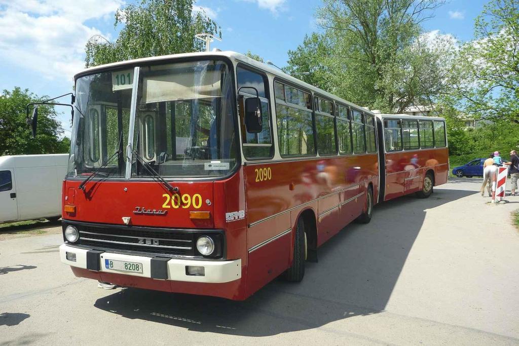 Maďarský kloubový autobus Ikarus 280 byl v hojném počtu dovážen také do tehdejšího Československa. Na snímku je při jedné ze slavností na Brněnské přehradě.