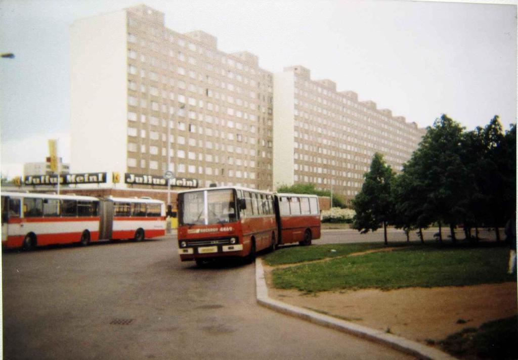 Kloubový Ikarus 280 na konečné linky 177 v Praze. V pozadí je kloubová Karosa.