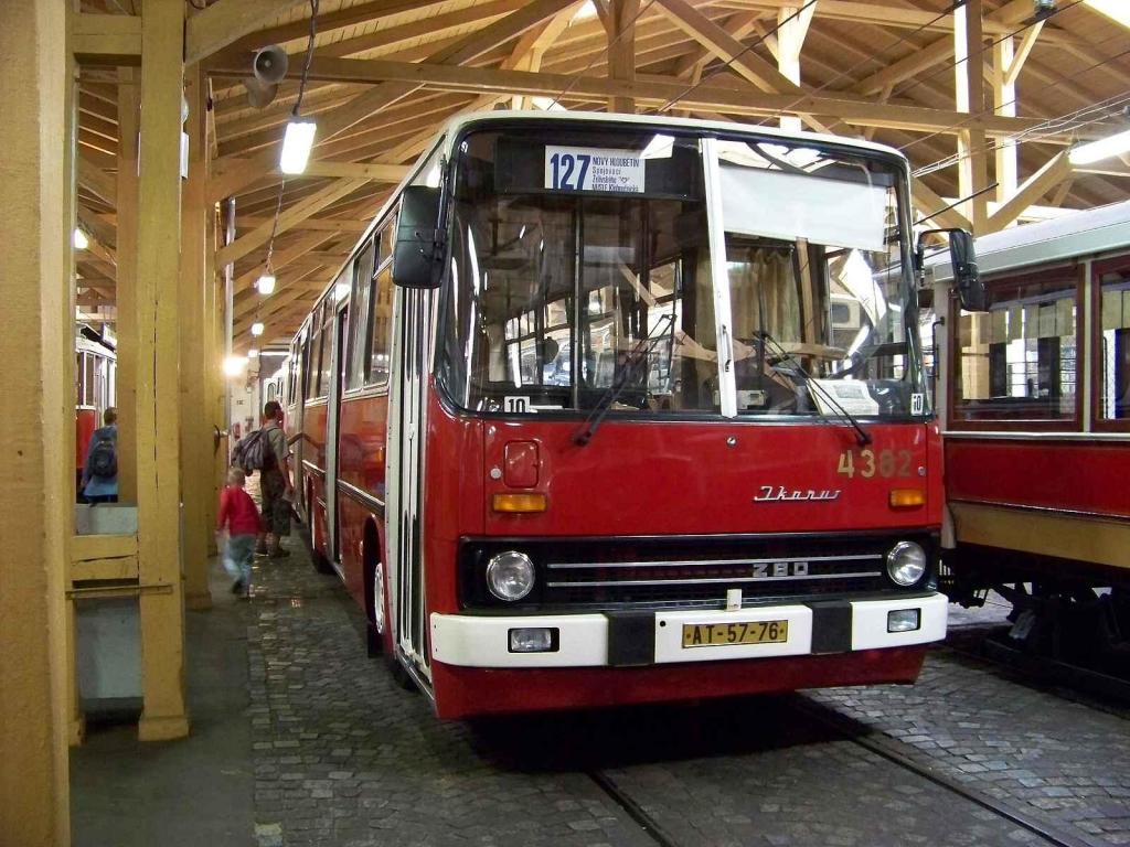 Kloubový autobus Ikarus v Muzeu MHD v Praze - Střešovicích.