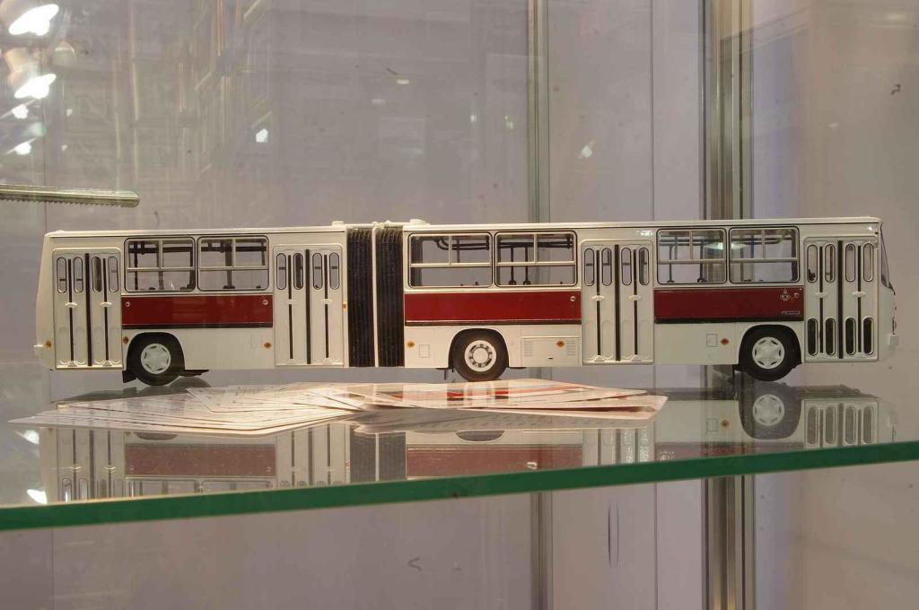 Model kloubového autobusu Ikarus 280.